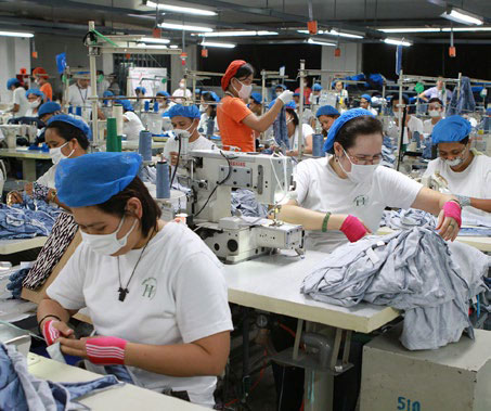 Niedriglöhne, lange Arbeitszeiten, kaum Absicherung: in der Textilindustrie ... Foto: ILO E. Tuyay/Asia-Pacific/flickr, CC BY-NC-ND 2.0
