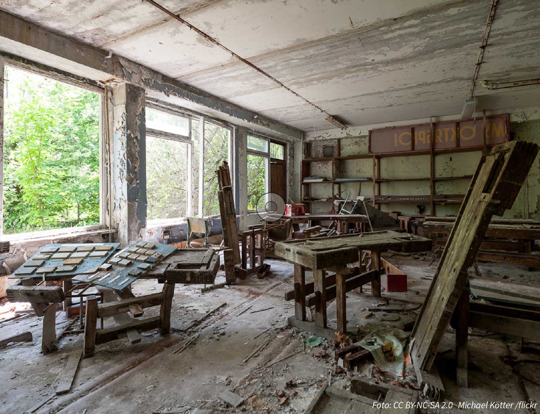 Das Bild zeigt einen völlig zerstörten Raum, zerborstene Fenster, zertrümmerte Einrichtung