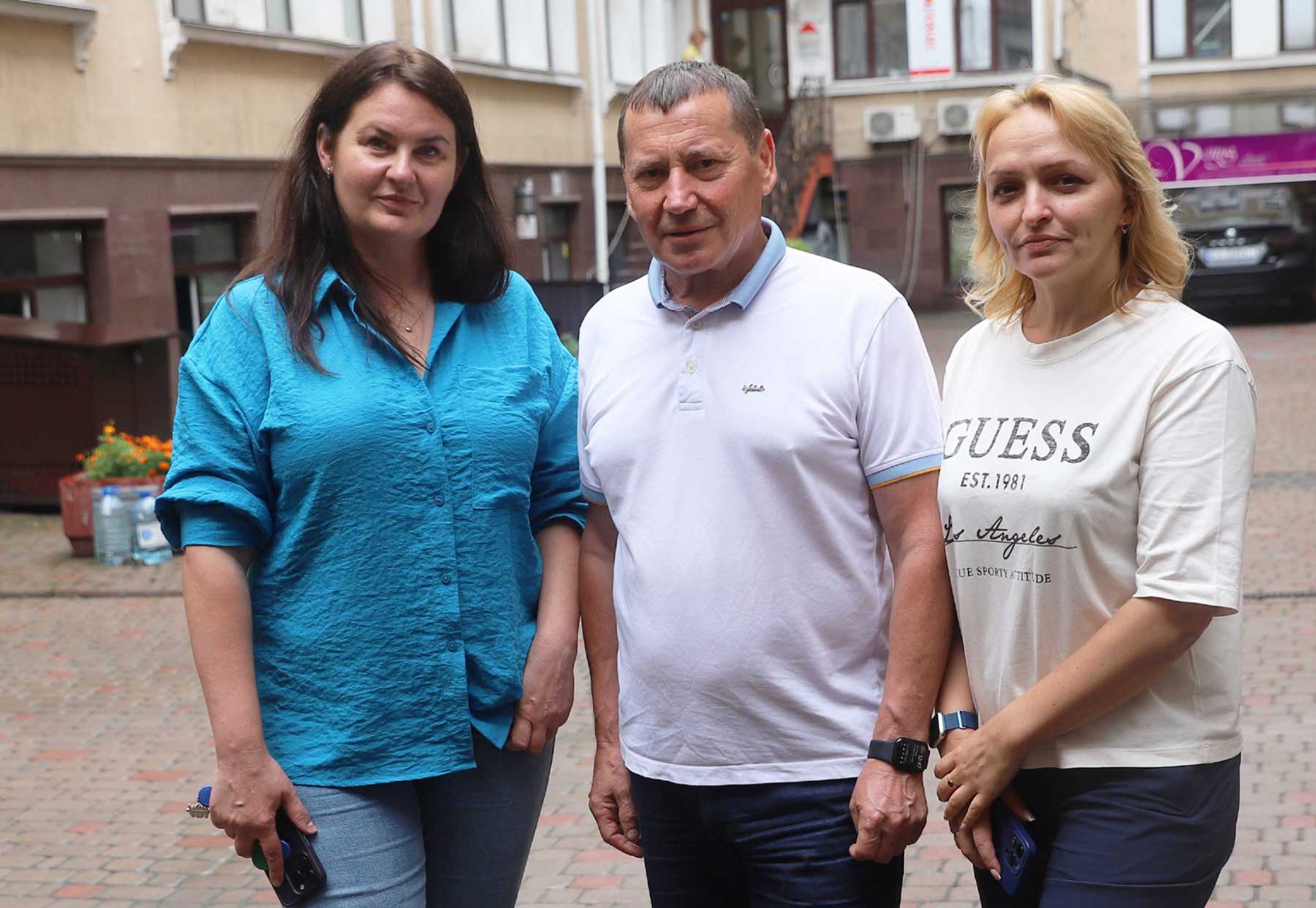 Sergi Romanjuk mit zwei Kolleginnen bei TUESWU