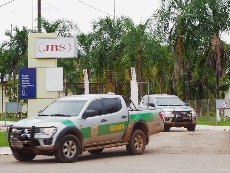 Fahrzeuge der Umweltbehörde Ibama vor Fleischkonzern.