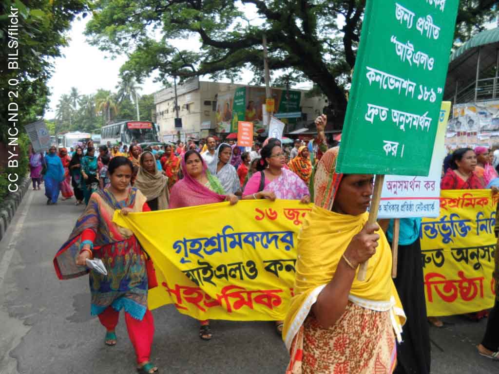 Protest auf der Straße von Heimarbeiter*innen in Bangladesch.