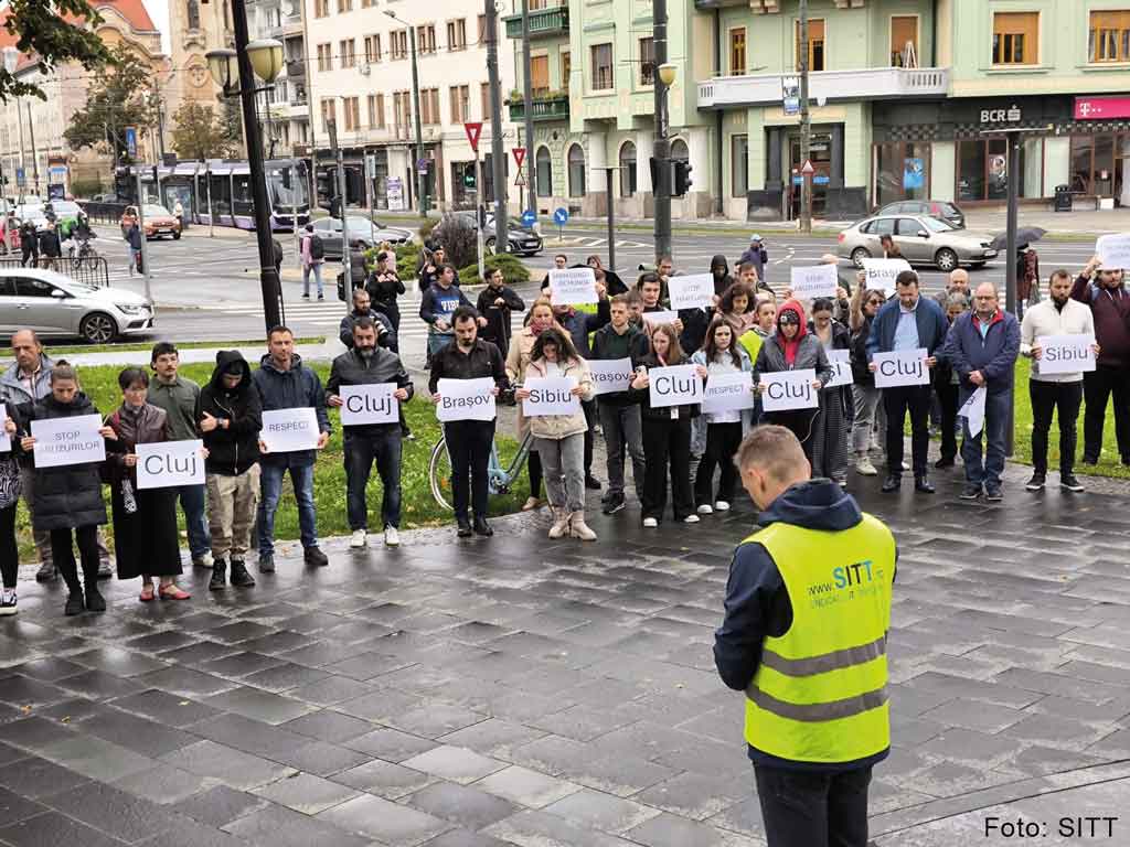 Arbeiter*innen der Gewerkschaft SITT mit Protestschildern in den Händen.