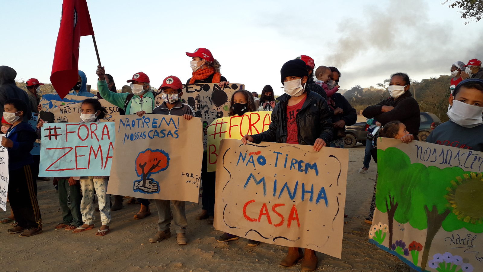•	Besetzer_innen aus Quilombo Campo Grande protestieren gegen Räumung