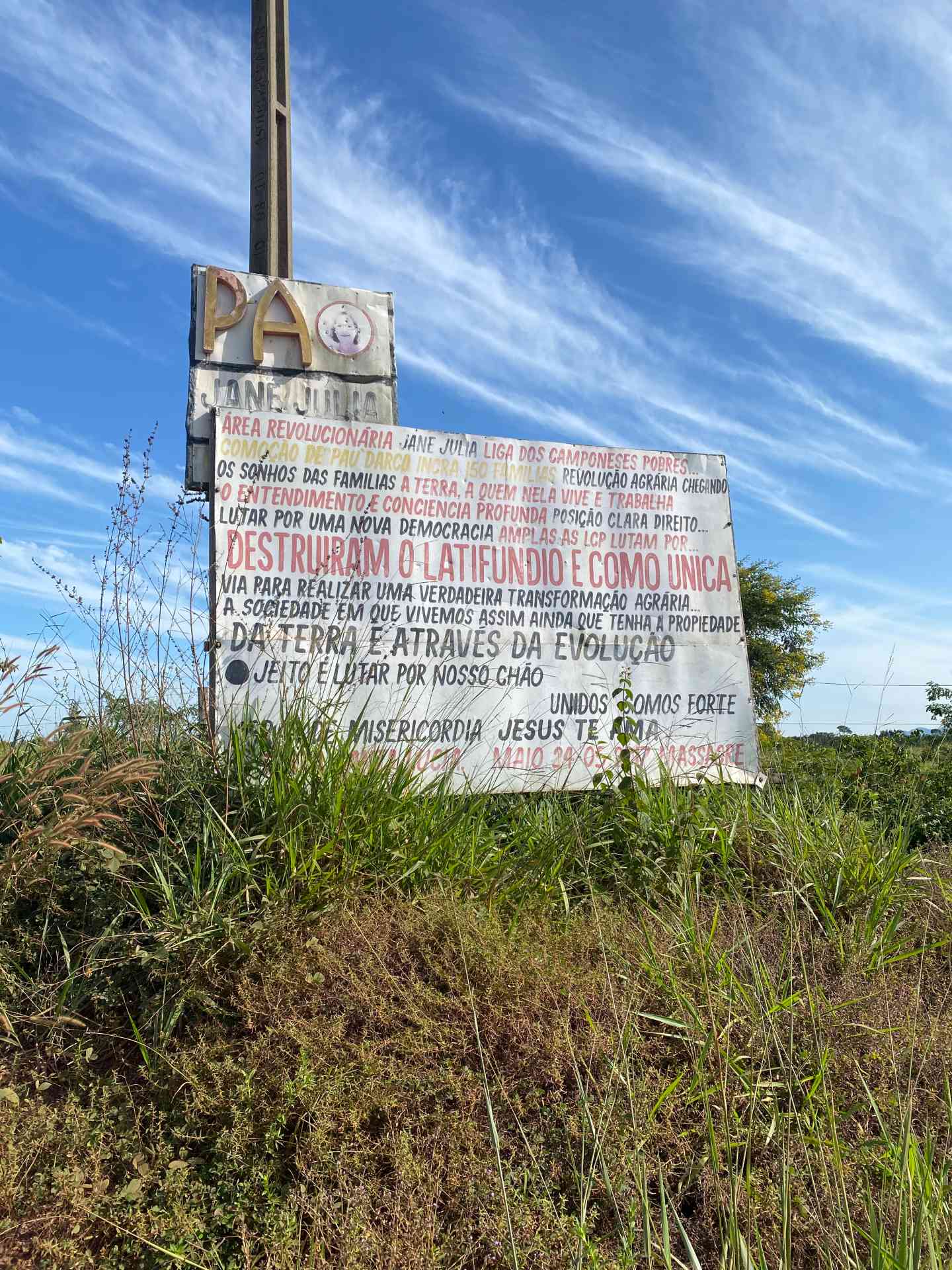 Schild mit Text am Ort des Lagers Jane Júlia in der Gemeinde Pau D'Arco i