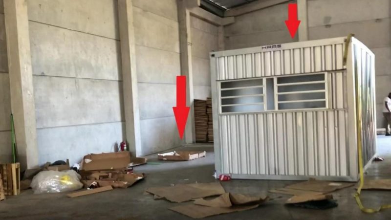 Der Zugang zu dem Keller, in dem die Arbeiter_innen in Triunfo wohnten, wurde unter einem Container versteckt   