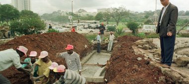 Subsahara Afrika Bauarbeiten an einem Kreisverkehr in Nairobi, Kenia 