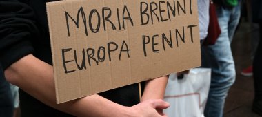 Schild: Moria brennt Europa pennt