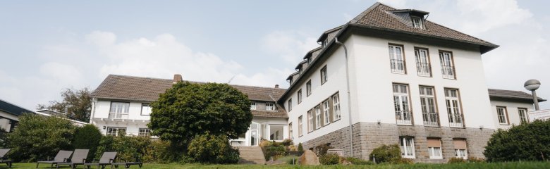 DGB Tagungszentrum Hattingen: großes weißes Gebäude auf grünem Rasen.