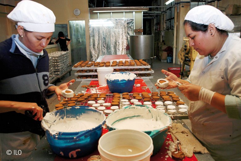 Zwei Arbeitende im Bäckereihandwerk